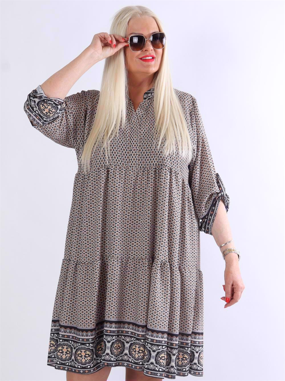 Lana - Mønstret kjole med lag på lag look